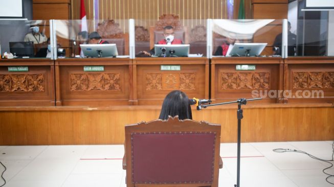 Terdakwa kasus pembunuhan Brigadir J, Putri Candrawathi saat menjalani sidang lanjutan di Pengadilan Negeri Jakarta Selatan, Rabu (26/10/2022). [Suara.com/Alfian Winanto]