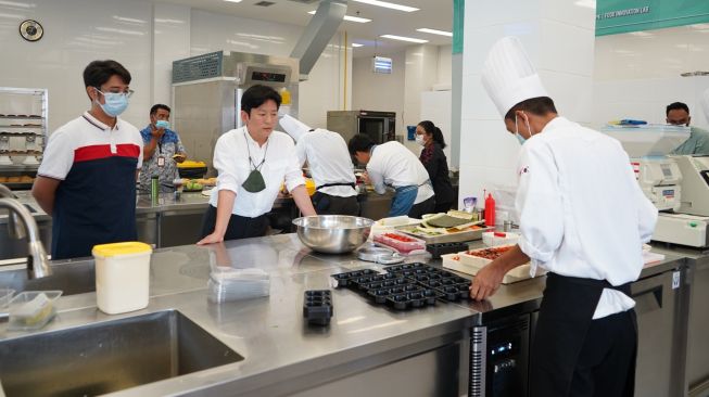 Chef Kang Leo saat memberikan training kepada para chef Food Innovation Lab. 