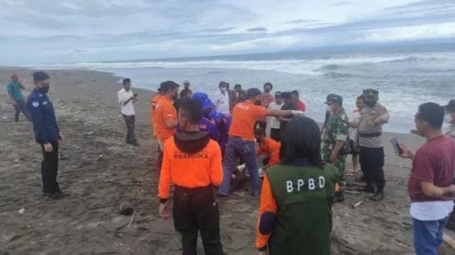 Pantai Selatan Kebumen Geger, Mayat Laki-laki Tanpa Identitas Ditemukan Membusuk