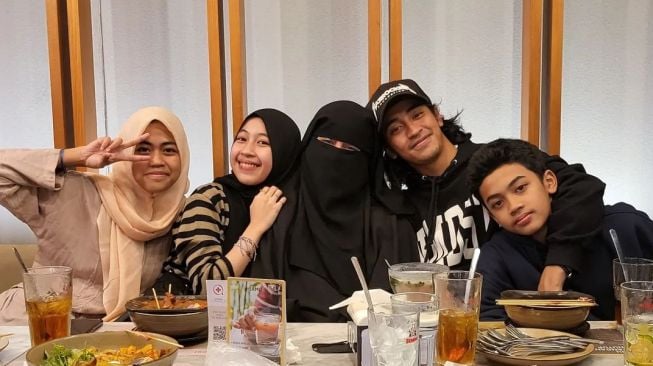 Kecantikan Adiba Khanza Disorot, 5 Momen Ummi Pipik Dinner Bareng 4 Anaknya