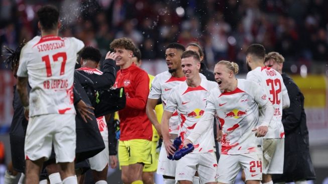Para pemain RB Leipzig melakukan selebrasi setelah memenangkan pertandingan matchday kelima Grup F Champions League antara RB Leipzig vs Real Madrid CF di Leipzig, Jerman timur pada 25 Oktober 2022. Die Roten Bullen menang 3-2.Ronny HARTMANN / AFP.