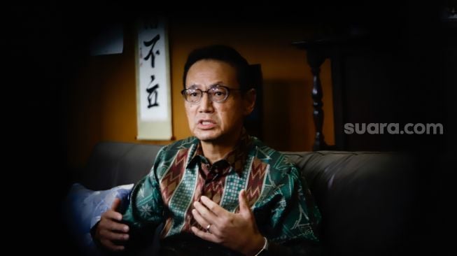 Duta Besar Jepang Untuk Indonesia, Kanasugi Kenji saat melakukan sesi wawancara eksklusif dengan Suara.com di Kedutaan Besar Jepang, Jakarta Pusat, Kamis (20/10/2022). [Suara.com/Alfian Winanto]