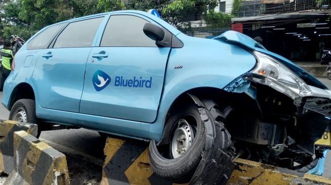 Diduga Mengantuk, Sopir Taksi Tabrak Separator Transjakarta di Pesing Jakbar