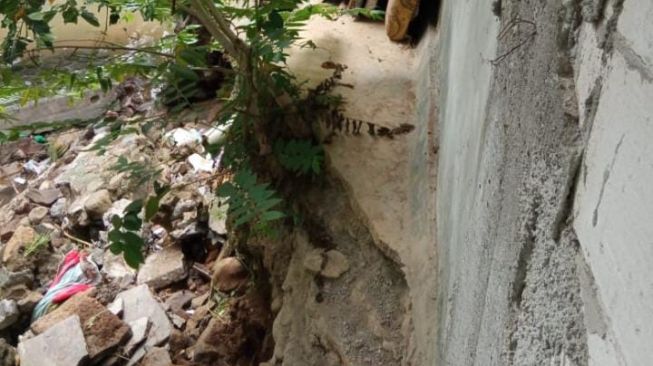 Kondisi Tembok Pondasi Pasca Longsor di Cipaku yang Sudah Satu Tahun Terbengkalai