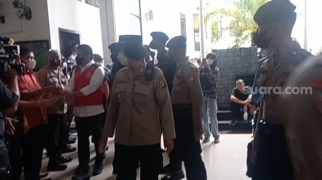 Kali Ini Dengan Dua Orang, Ferdy Sambo Kembali Bersalaman Usai Eksepsi Ditolak Hakim