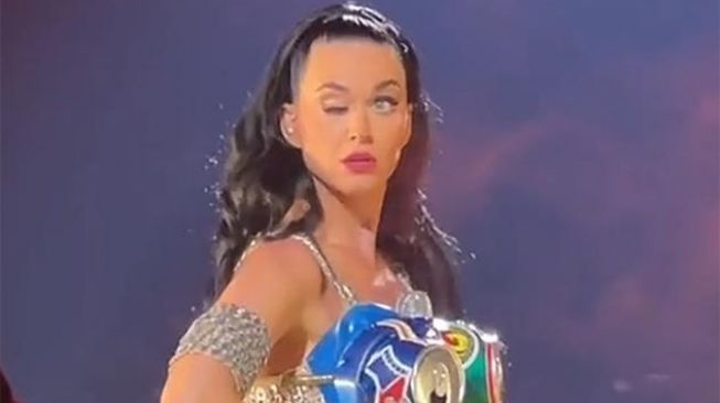 Mata Kanan Katy Perry Gak Bisa Dibuka, Fans Khawatir Penyanyi Itu Sebenarnya Robot