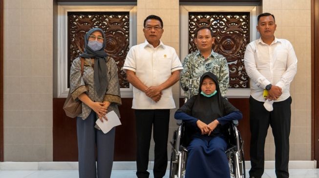 Pekerja rumah tangga (PRT) asal Cianjur, Jawa Barat, Riski Nur Askia yang menjadi korban kekerasan majikannya mengadu ke Kepala Staf Kepresidenan Moeldoko di Kantor Staf Presiden, Selasa (25/10/2022). (Dok. KSP)  