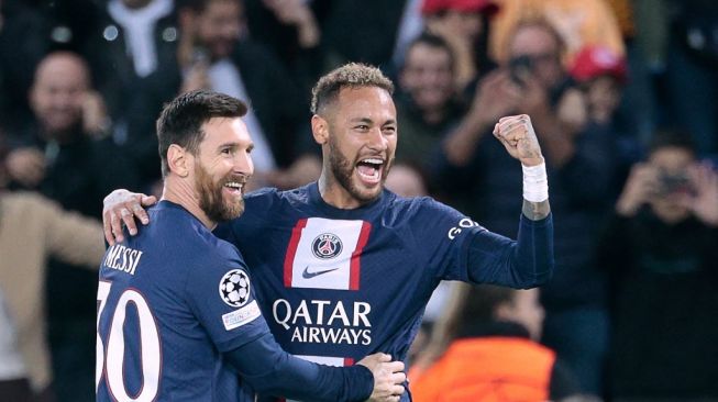 Pemain depan Paris Saint-Germain asal Brasil Neymar (kanan) melakukan selebrasi dengan Lionel Messi setelah mencetak gol ketiga timnya selama matchday kelima Grup H Champions League 2022-2023 antara PSG vs Maccabi Haifa FC di Stadion Parc des Princes di Paris pada 25 Oktober 2022.Geoffroy VAN DER HASSELT / AFP.