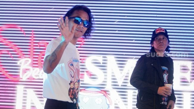 Kaka Slank bersama Bimbim saat ditemui di Jakarta, Rabu (26/10). [Suara.com/Oke Atmaja]