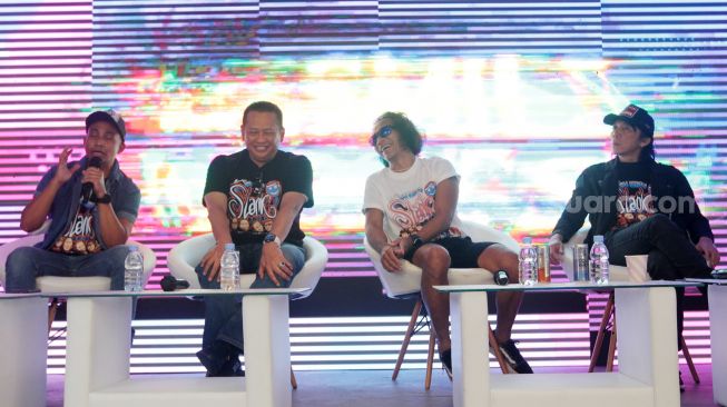 Ivan Slank, Ketua MPR Bambang Soesatyo, Kaka Slank, Bimbim Slank, saat memberikan keterangan pers di Jakarta, Rabu (26/10). [Suara.com/Oke Atmaja]