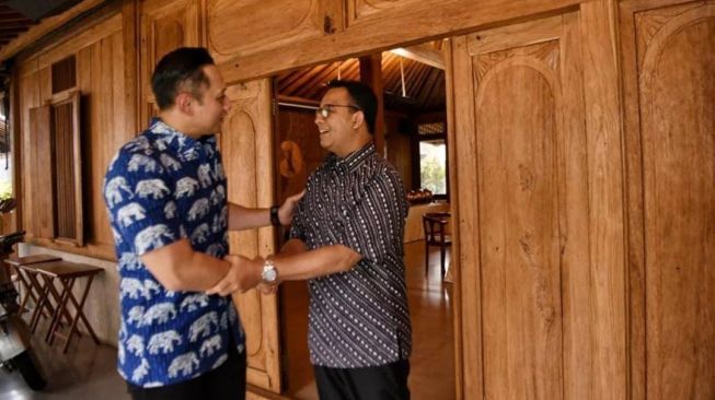 Bakal calon presiden dari Partai NasDem, Anies Baswedan, membagikan momen kebersamaan dengan Ketua Umum Partai Demokrat, Agus Harimurti Yudhoyono (AHY) di kediamannya, Lebak Bulus, Jakarta Selatan pada Selasa (25/10/2022). [Foto ist/ @aniesbaswedan]