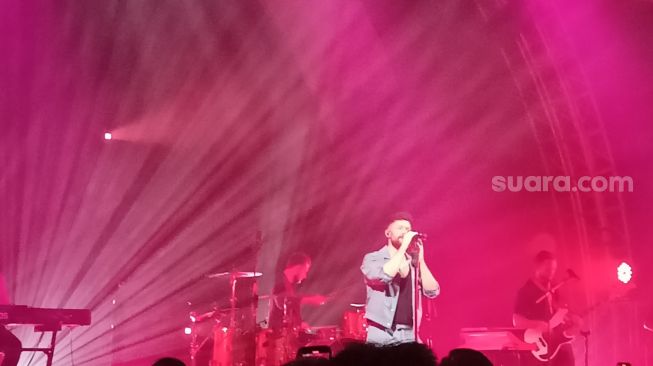 Calum Scott Gelar Konser di Jakarta, Suguhkan Paket Galau hingga Lompat di Panggung