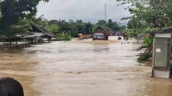 Jalan Nasional Penghubung Jateng-Jabar di Patimuan Kabupaten Cilacap Terendam Banjir, Arus Lalu Lintas Lumpuh