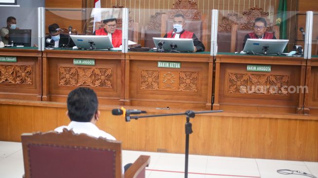 Terdakwa kasus pembunuhan Brigadir J, Ferdy Sambo saat menjalani sidang lanjutan di Pengadilan Negeri Jakarta Selatan, Rabu (26/10/2022). [Suara.com/Alfian Winanto]