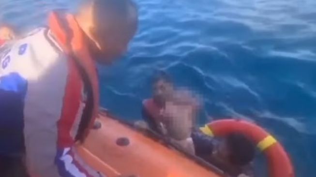 Video Bayi Korban Kapal Terbakar Terombang-ambing di Laut, Kondisinya Tragis!