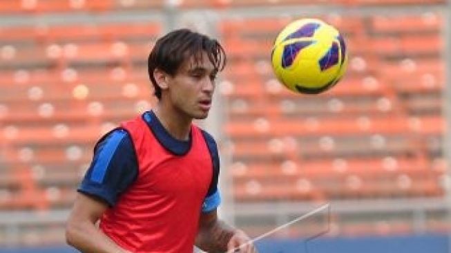 Pemain naturalisasi asal Belanda Tonnie Cussel mengikuti sesi latihan Timnas yang dipersiapkan dalam kejuaraan AFF Suzuki Cup 2012, di Stadion Gelora Bung Karno, Jakarta, Kamis (8/11). Pelatih Timnas Indonesia Nil Maizar masih akan melihat dan menilai kemampuan tiga pemain naturalisasi sebelum resmi bergabung dengan pemain timnas yang akan berlaga pada ajang AFF Cup 2012. FOTO ANTARA/Wahyu Putro A/ss/Spt/12