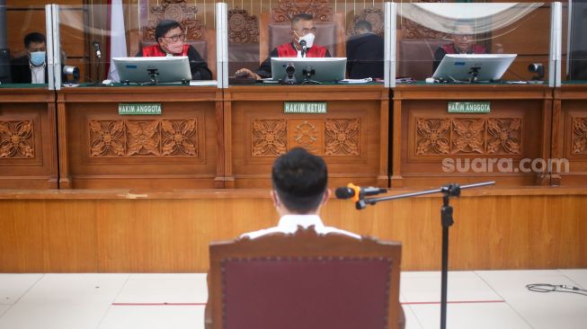 Terdakwa kasus pembunuhan Brigadir J, Ricky Rizal saat menjalani sidang lanjutan di Pengadilan Negeri Jakarta Selatan, Rabu (26/10/2022).  [Suara.com/Alfian Winanto]