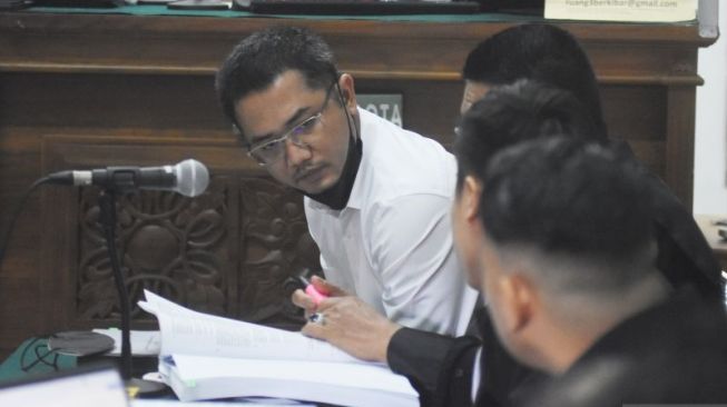 Terdakwa kasus obstruction of justice pembunuhan berencana terhadap Brigadir Nofriansyah Yosua Hutabarat (Brigadir J), Irfan Widyanto (kiri) menjalani sidang lanjutan di Pengadilan Negeri Jakarta Selatan, Rabu (26/10/2022). [ANTARA FOTO/Indrianto Eko Suwarso]