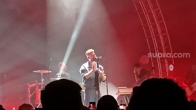 Semalam Konser di Jakarta, Calum Scott 'Bawa' Maroon 5 ke Panggung