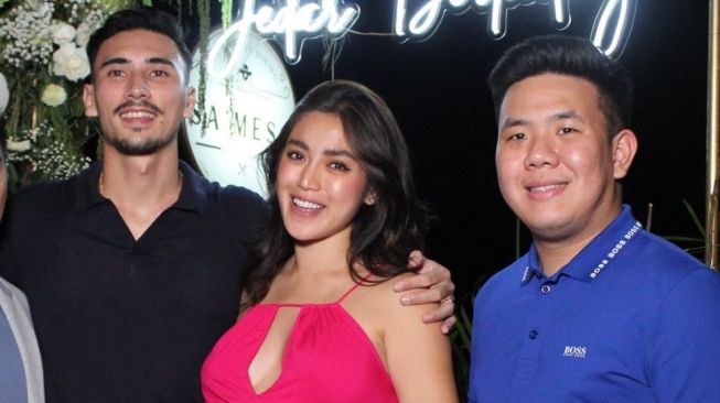 Jessica Iskandar mengunggah foto bareng Vincent Verhaag dan Christoper Stefanus Budianto alias Steven, lelaki yang ia sebut sebagai penggelapan 11 mobil senilai Rp9,8 miliar. [Instagram]