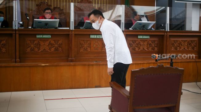 Terdakwa kasus pembunuhan Brigadir J, Ricky Rizal saat menjalani sidang lanjutan di Pengadilan Negeri Jakarta Selatan, Rabu (26/10/2022).  [Suara.com/Alfian Winanto]