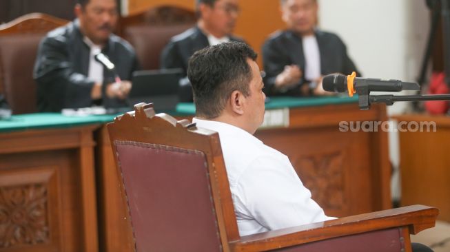 Terdakwa kasus pembunuhan Brigadir J, Kuat Ma'ruf saat menjalani sidang lanjutan di Pengadilan Negeri Jakarta Selatan, Rabu (26/10/2022). [Suara.com/Alfian Winanto]