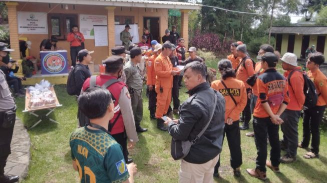 Tim SAR Gabungan Mulai Cari "Pendaki Ritual" Gunung Lawu yang Sepekan Ini Hilang