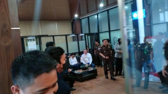 Nikita Mirzani sebelum ditahan di Rutan Serang, menjalani pemeriksaan di Kejati Serang, Selasa (25-10-2022) [SuaraSulsel.id/ANTARA]