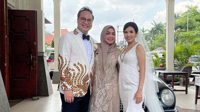 Potret Mama Rieta Hadiri Pernikahan di Gereja (Instagram/rieta_amilia)