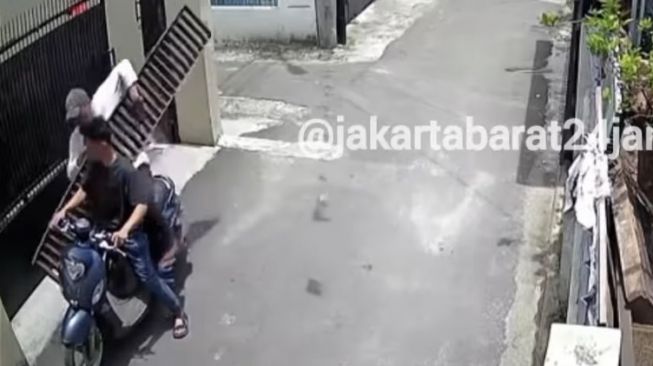 Terekam CCTV, Dua Bandit Gasak Besi Penutup Got Sepanjang 2 Meter di Kebon Jeruk Jakbar