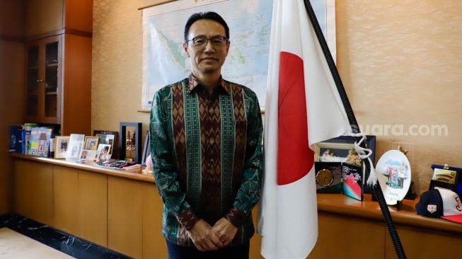 Duta Besar Jepang Untuk Indonesia, Kanasugi Kenji saat ditemui di Kedutaan Besar Jepang, Jakarta Pusat, Kamis (20/10/2022). [Suara.com/Alfian Winanto]