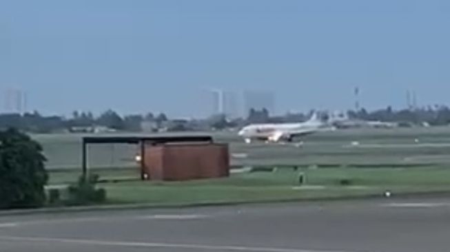 Bidik layar-- Pesawat Lion Air JT 330 terbakar dan mendarat darurat di Bandara Soekarno-Hatta, Rabu (26/10/2022). 