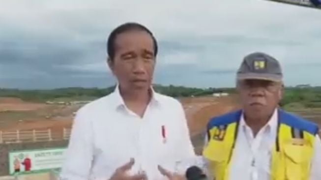 Soroti Nada Dering Ponsel Jadul Menteri Basuki yang Bunyi saat Dampingi Jokowi, Warganet: Anti Hedon-Hedon Club