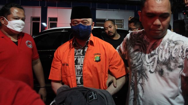 Tersangka kasus peredaran narkoba Irjen Pol Teddy Minahasa (tengah) berjalan menuju ruang tahanan usai menjalani pemeriksaan di Polda Metro Jaya, Jakarta, Selasa (25/10/2022).  ANTARA FOTO/Reno Esnir