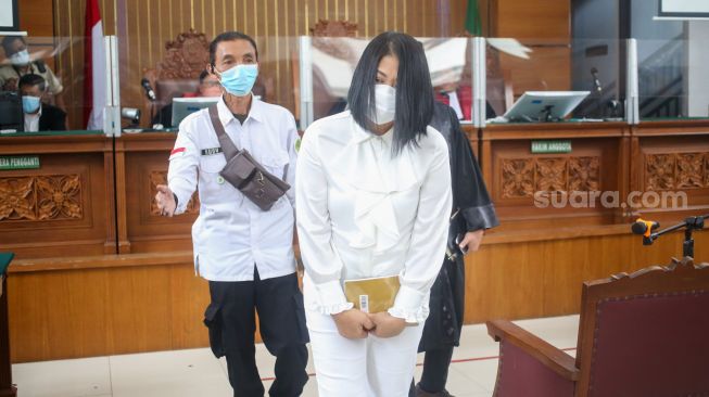 Terdakwa kasus pembunuhan Brigadir J, Putri Candrawathi saat menjalani sidang lanjutan di Pengadilan Negeri Jakarta Selatan, Rabu (26/10/2022). [Suara.com/Alfian Winanto]