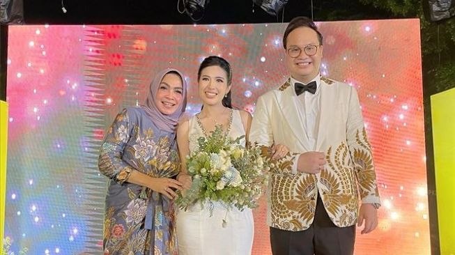 Potret Mama Rieta Hadiri Pernikahan di Gereja (Instagram/rieta_amilia)