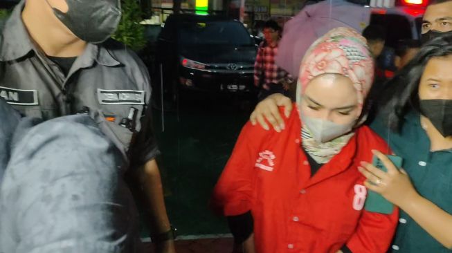 Selebgram Medina Zein Dibawa ke Surabaya, Sudah Pakai Baju Tahanan Diperiksa Kejaksaan Negeri