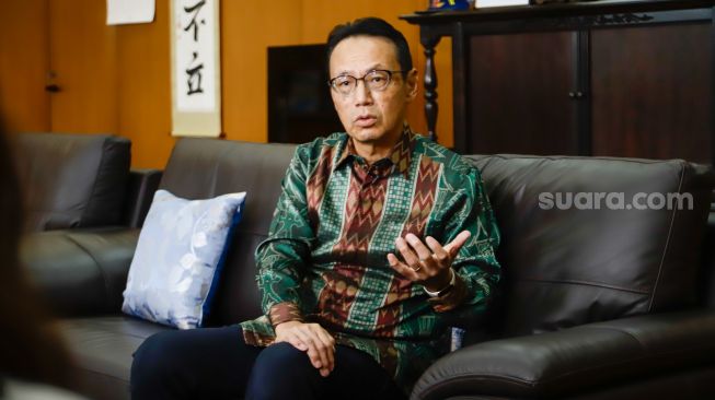 Duta Besar Jepang Untuk Indonesia, Kanasugi Kenji saat melakukan sesi wawancara eksklusif dengan Suara.com di Kedutaan Besar Jepang, Jakarta Pusat, Kamis (20/10/2022). [Suara.com/Alfian Winanto]