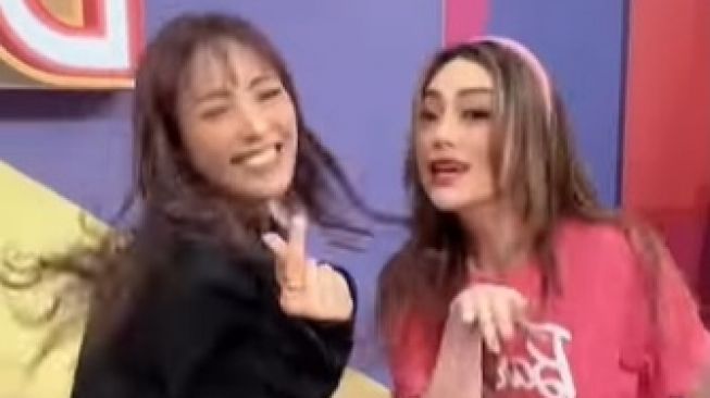 Ayu Dewi Akrab Joget Bareng Celine Evangelista, Denise Chariesta Disentil: Gosip Murahan!