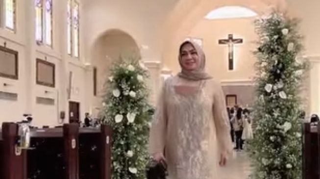 7 Potret Mama Rieta Hadiri Pernikahan di Gereja, Kena Kritik Kenakan Busana Ini