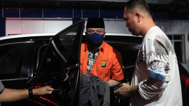 Tersangka kasus peredaran narkoba Irjen Pol Teddy Minahasa (tengah) berjalan menuju ruang tahanan usai menjalani pemeriksaan di Polda Metro Jaya, Jakarta, Selasa (25/10/2022).  ANTARA FOTO/Reno Esnir