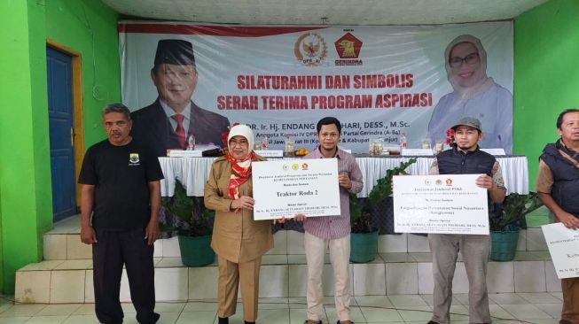 Gelar Reses di Cikadu, Endang S Tohari Salurkan Bantuan Miliaran Rupiah