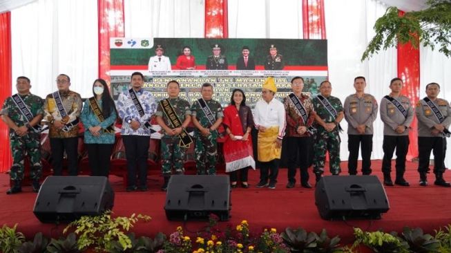 KSAD Dudung Kukuhkan Wali Kota Medan Bobby Nasution sebagai Bapak Asuh Anak Stunting