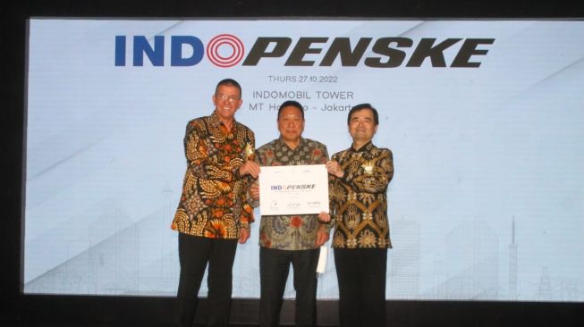 (KI-KA) Signing Ceremony, Mr. Arthur Vallely - Presiden Direktur Penske Truck & IndoPenske, Mr. Takeshi Mitsui - General Manager Mobility Division Mitsui & Co, Bpk. Harry Pramono - Direktur Utama Indorent & IndoPenske. (Dok: IndoPenske)