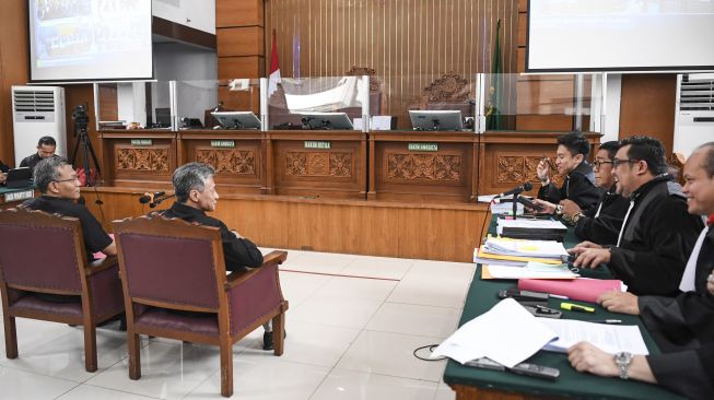 Terdakwa kasus merintangi penyidikan atau 'obstruction of justice' pembunuhan berencana terhadap Brigadir Nopriansyah Yosua Hutabarat (Brigadir J), Agus Nurpatria (kiri) dan Hendra Kurniawan (kedua kiri) berbincang dengan kuasa hukumnya sebelum dimulainya sidang di Pengadilan Negeri Jakarta Selatan, Kamis (27/10/2022). [ANTARA FOTO/M Risyal Hidayat/nym].