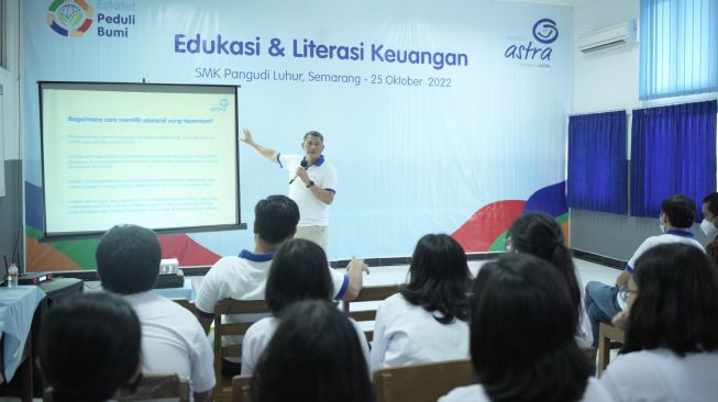 Finance Director Asuransi Astra, Maximiliaan Agatisianus memberikan materi pengelolaan keuangan dan risiko bagi siswa dan guru di SMK Pangudi Luhur Semarang sebagai upaya untuk meningkatkan literasi dan edukasi keuangan di lingkungan sekolah [Asuransi Astra].