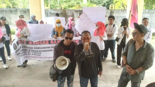 RT hingga Kepala Desa Dilarang Urus Administrasi Kependudukan, Disdukcapil Banyuasin Digeruduk Massa