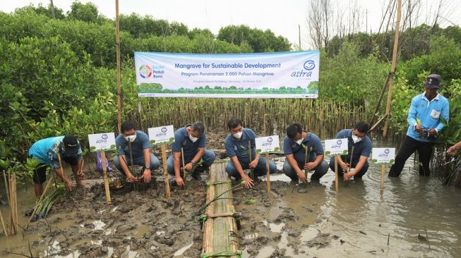 Estafet Peduli Bumi Sampai di Semarang, Asuransi Astra Bangkitkan UMKM Setempat dan Menanam Mangrove