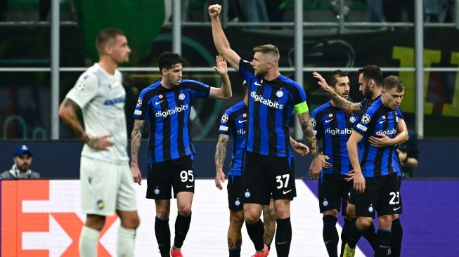 Para pemain Inter Milan merayakan gol yang disarangkan ke gawang Viktoria Plzen dalam pertandingan Liga Champion 2022 yang berlangsung Kamis (27/10/2202) dini hari WIB. [MIGUEL MEDINA / AFP]