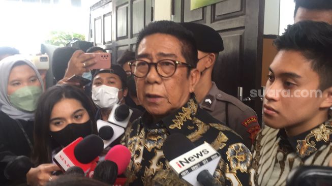 Pengacara Hendra Kurniawan, Henry Yosodiningrat saat ditemui di PN Jakarta Selatan. (Suara.com/Arga)